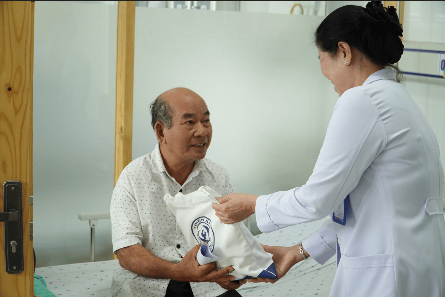 A doctor attending to a patient Description automatically generated with medium confidence