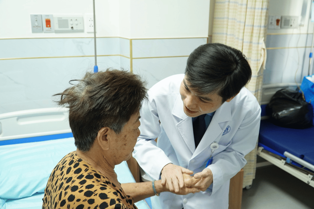 A doctor attending to a patient Description automatically generated with medium confidence